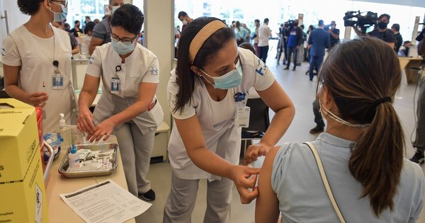 La Nación / Brasil empezó por fin a vacunar