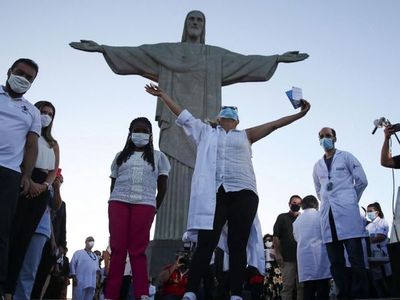 Presionado por gobernadores y la segunda ola, Brasil inició vacunación