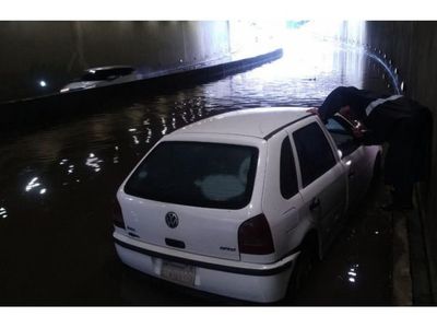 Superproveedora además limpia el superviaducto que se inunda