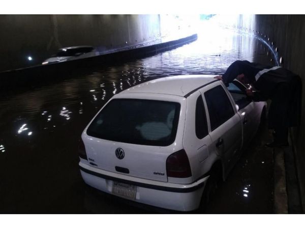Superproveedora además limpia el superviaducto que se inunda