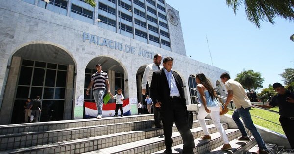 La Nación / Funcionarios del PJ cesarán actividades desde el 23 de abril