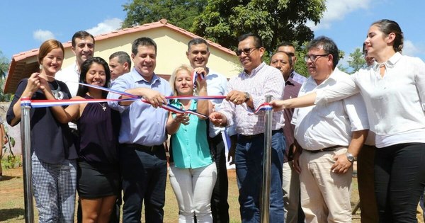 La Nación / Entrega de viviendas y aportes en Areguá