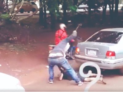 Vendedor golpeó salvajemente a un chico de 13 por comer una banana