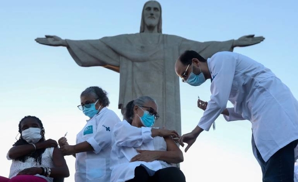 HOY / A los pies del Cristo Redentor, Brasil inició vacunaciones contra el Covid-19