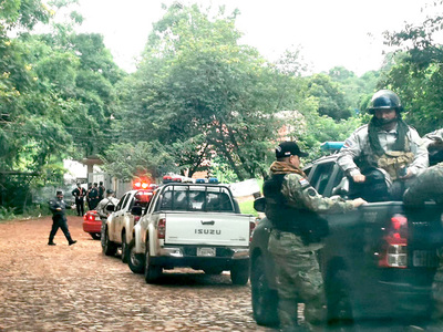 Por orden judicial reconstruyen muralla derribada por Mbururú