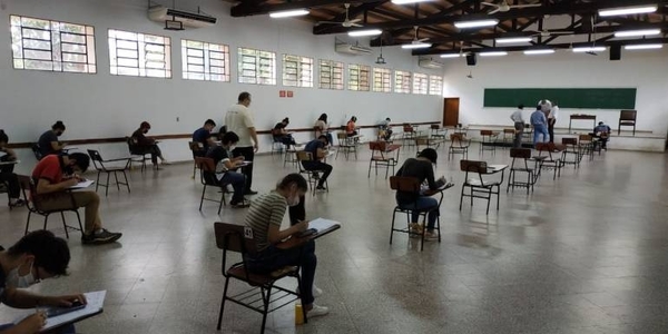 HOY / Más de 900 postulantes pasaron el examen de becas ITAIPU-BECAL