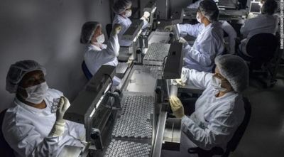 Brasil supera las 210.000 muertes por COVID-19 el día que comienza a vacunar