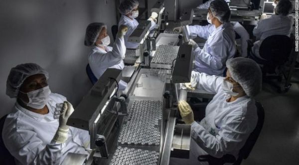 Brasil supera las 210.000 muertes por COVID-19 el día que comienza a vacunar