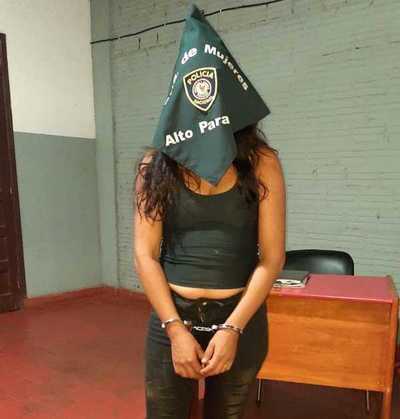 Detienen a MUJER que amenazaba a su CONCUBINO e HIJOS con un CUCHILLO