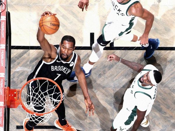 Harden y Durant le ganan el duelo a Antetokounmpo