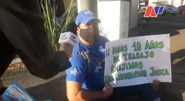 Ex empleados de Tigo se encadenan para exigir el pago de liquidación - Noticiero Paraguay