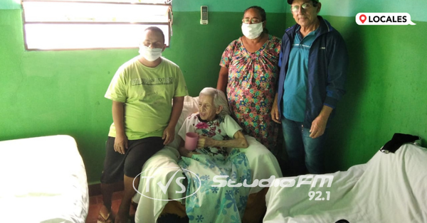 Abuelita cumplió 100 años de vida en el barrio Itá Paso