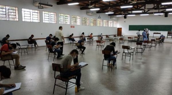 Más de 900 postulantes pasaron el examen de becas ITAIPU-BECAL