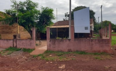 Motochorros roban vehículo en asalto a dispensario