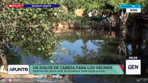 HOY / Vecinos del barrio Santa Rosa, del Bañado Norte, hartos por el agua acumulada tras cada lluvia