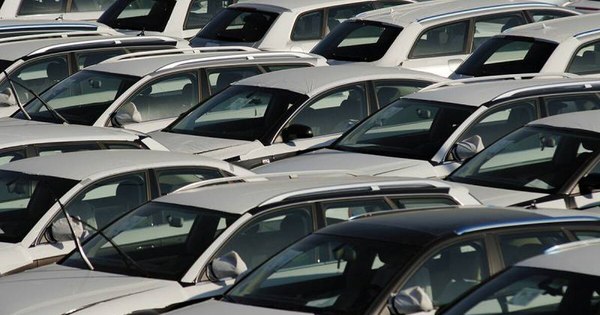 La Nación / Ventas de automóviles en Europa disminuyeron 23,7% en 2020