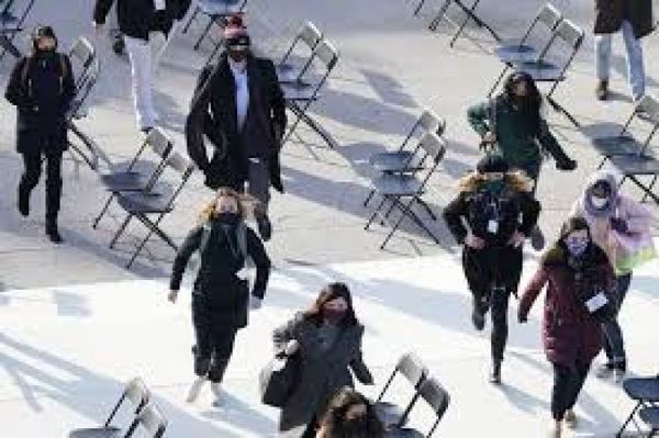 Ensayo de acto de Biden interrumpido por incendio