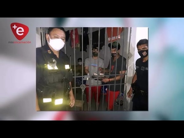 POLICÍAS DE ITÁ PASO AGASAJARON A RECLUSOS QUE ESTABAN DE CUMPLEAÑOS