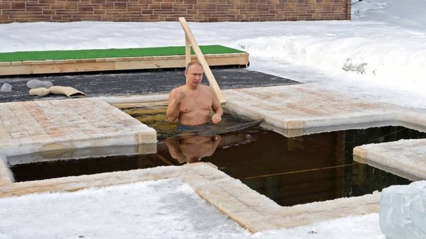 HOY / Putin se baña en agua helada para celebrar la Epifanía ortodoxa
