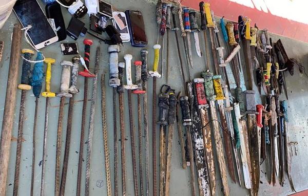 En sorpresiva requisa, confiscan celulares, armas blancas y router wifi