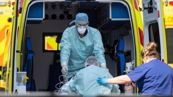 HOY / El Reino Unido alcanza su récord de muertes diarias por COVID-19