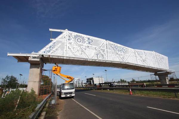 Pasarela peatonal ñandutí: se construyó más de lo que se pagó, dicen