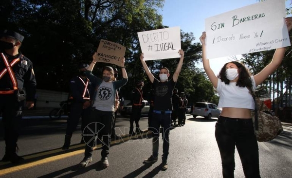 HOY / Estudiantes protestan frente a Mburuvicha Róga en repudio a decreto de "Ley de Arancel Cero"