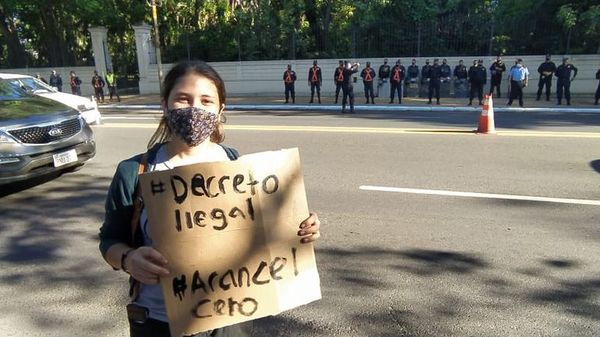 Estudiantes se manifiestan frente a Mburuvicha Roga por Arancel Cero - Nacionales - ABC Color