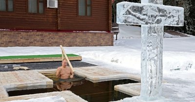 La Nación / Putin se baña en agua helada para celebrar la Epifanía ortodoxa