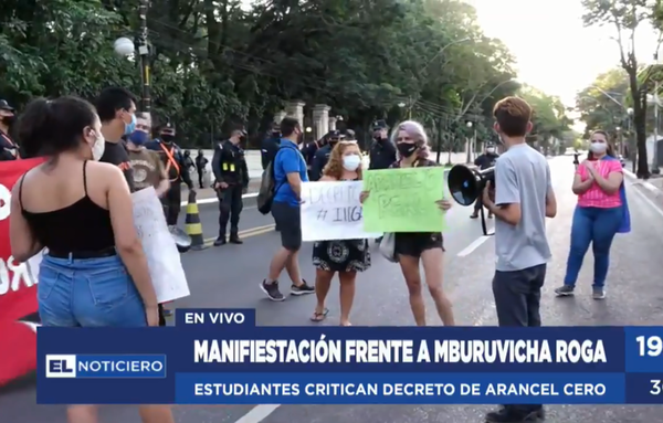 Estudiantes se manifiestan por limitaciones en ley de "Arancel Cero"