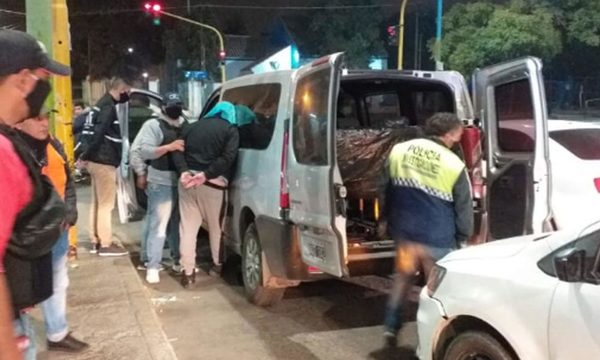 Cautro policías detenidos, acusados de secuestrar y extorsionar a dos turistas