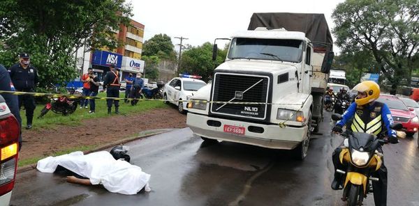Motociclista muere al ser arrollado por un camión - ABC en el Este - ABC Color