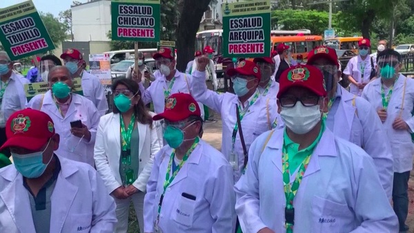 Médicos de Perú continúan huelga y protestas mientras crece la segunda ola - MarketData