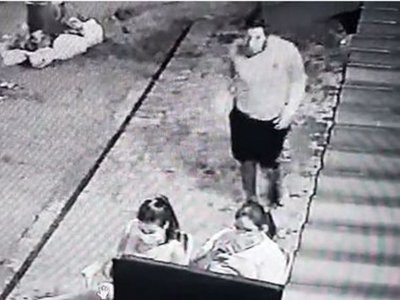 Le robaron el celular estando sentada frente a su casa