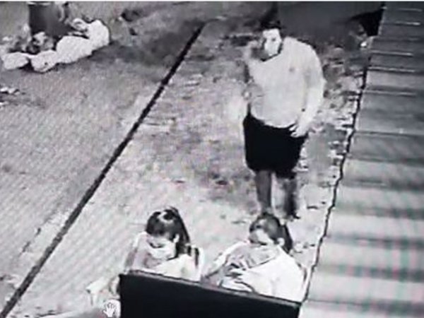 Le robaron el celular estando sentada frente a su casa