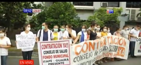 Personal de blanco se moviliza y exige salario justo | Noticias Paraguay