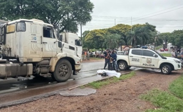 Motociclista muere tras ser arrollado por un camión