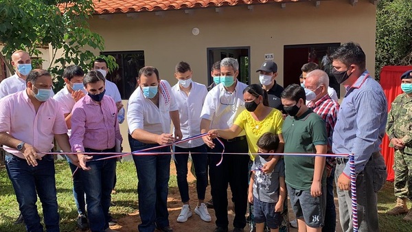 Gobierno entregó 98 viviendas a familias de Coronel Oviedo.