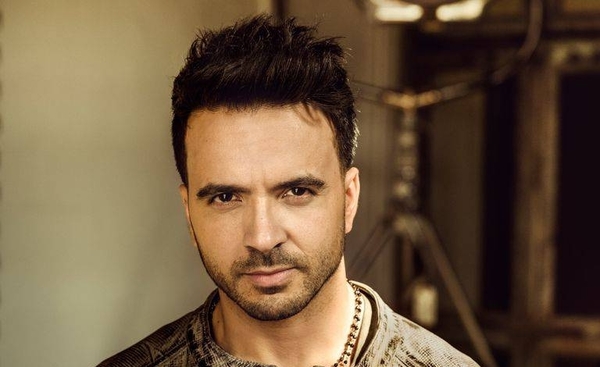 HOY / Fonsi y Ozuna se suman a los artistas del programa especial de Biden