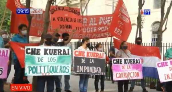 “Che kuerai” Manifestantes repudian pasarela de oro en Ñu Guasu | Noticias Paraguay