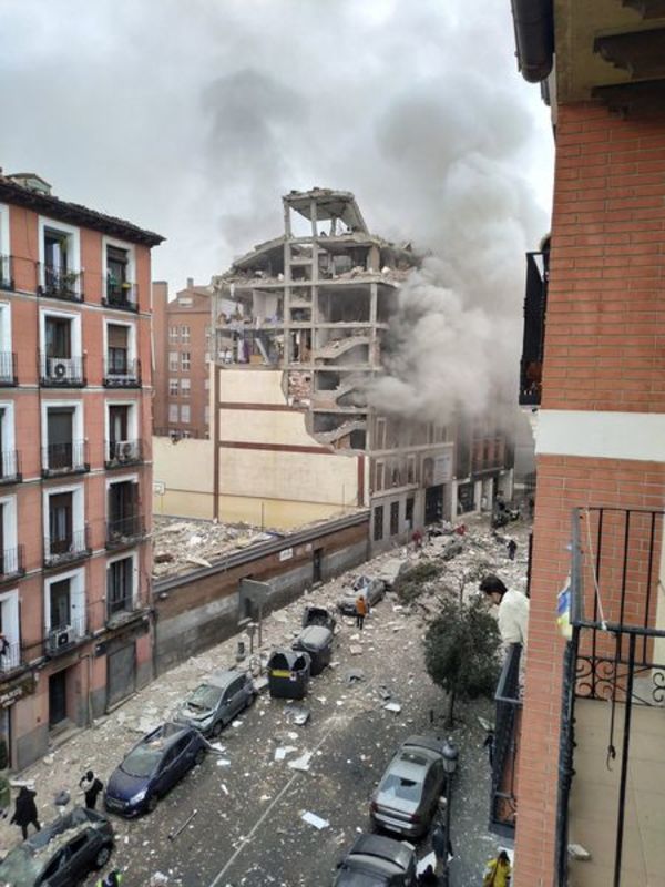 Explosión destroza un edificio céntrico de Madrid