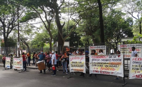 HOY / Extrabajadores del Citymarket protestan y piden el embargo preventivo
