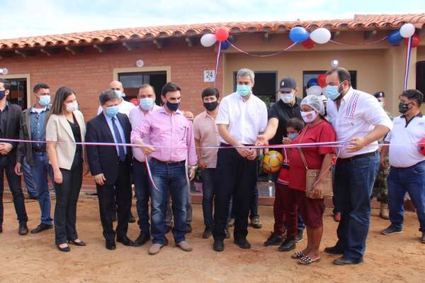 Mario Abdo inaugura viviendas en Coronel Oviedo - Noticiero Paraguay