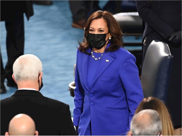 Kamala Harris hace historia al jurar como vicepresidenta de EEUU