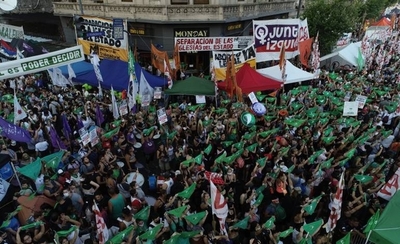 HOY / Argentina legaliza el aborto: fiesta en las calles