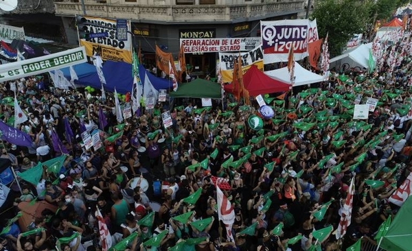 HOY / Argentina legaliza el aborto: fiesta en las calles