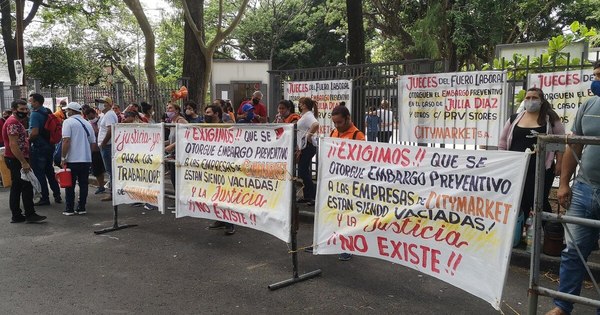La Nación / Exfuncionarios de Citymarket marchan en reclamo de embargo, salarios y aguinaldos
