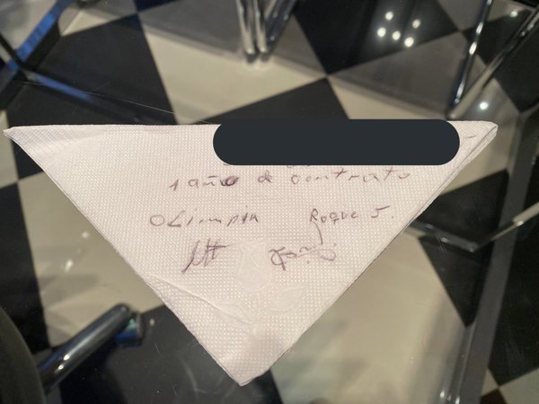Trovato mostró la servilleta en la que Roque firmó su retorno a Olimpia