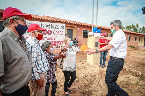 Cerca de 100 familias de Coronel Oviedo accedieron a viviendas sociales inauguradas por el Gobierno