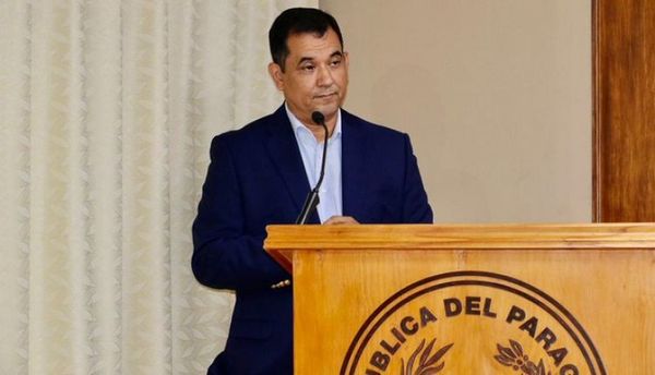 Senador cuestiona «manejo irresponsable» y «demora» en compras de vacunas